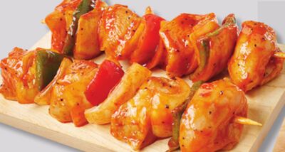 Brochettes de poitrine de poulet frais avec légumes c'est prêt! à cuire